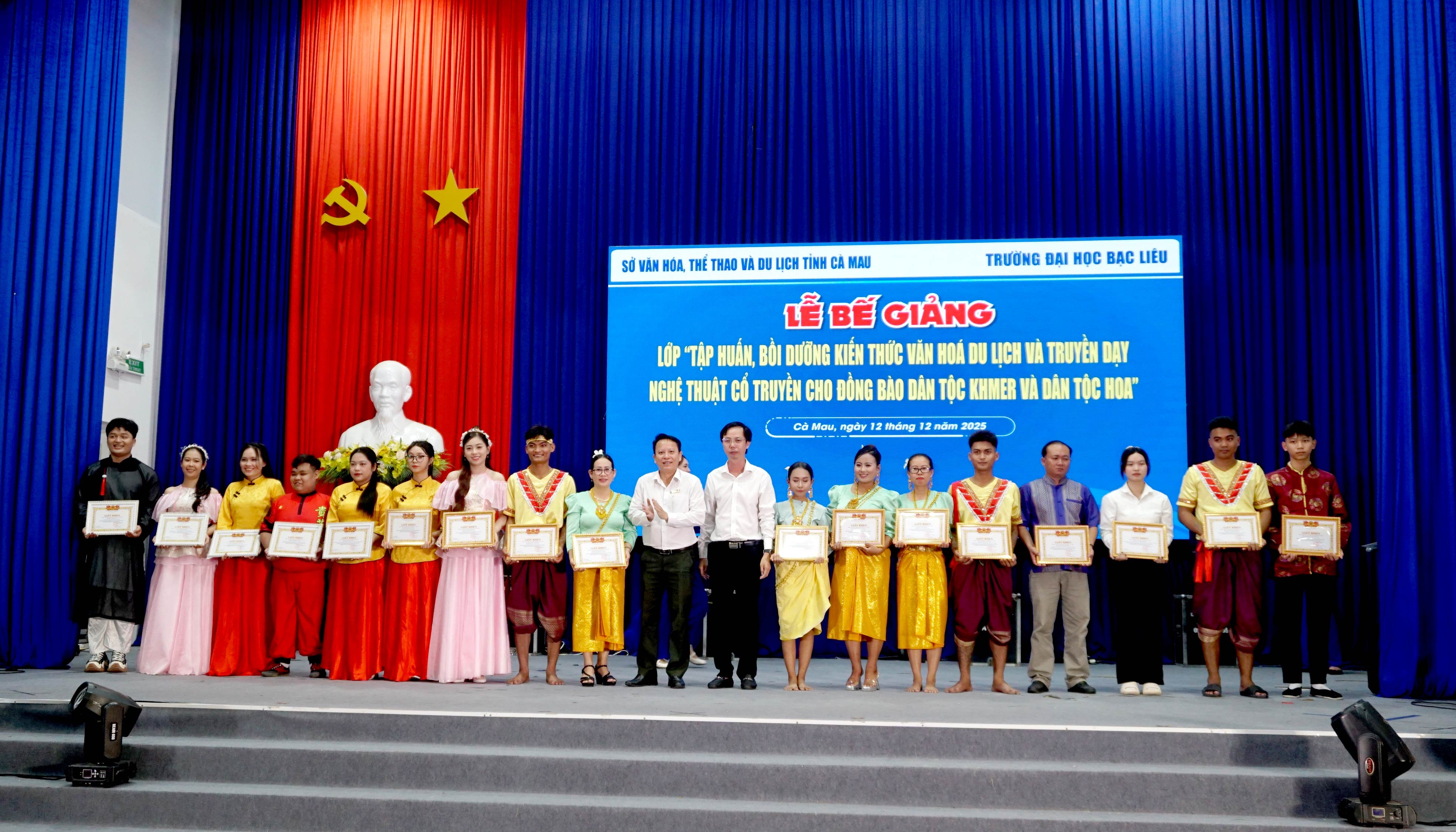 Bế giảng lớp Tập huấn, bồi dưỡng kiến thức văn hóa du lịch và truyền dạy nghệ thuật cổ truyền cho đồng bào dân tộc Khmer và dân tộc Hoa